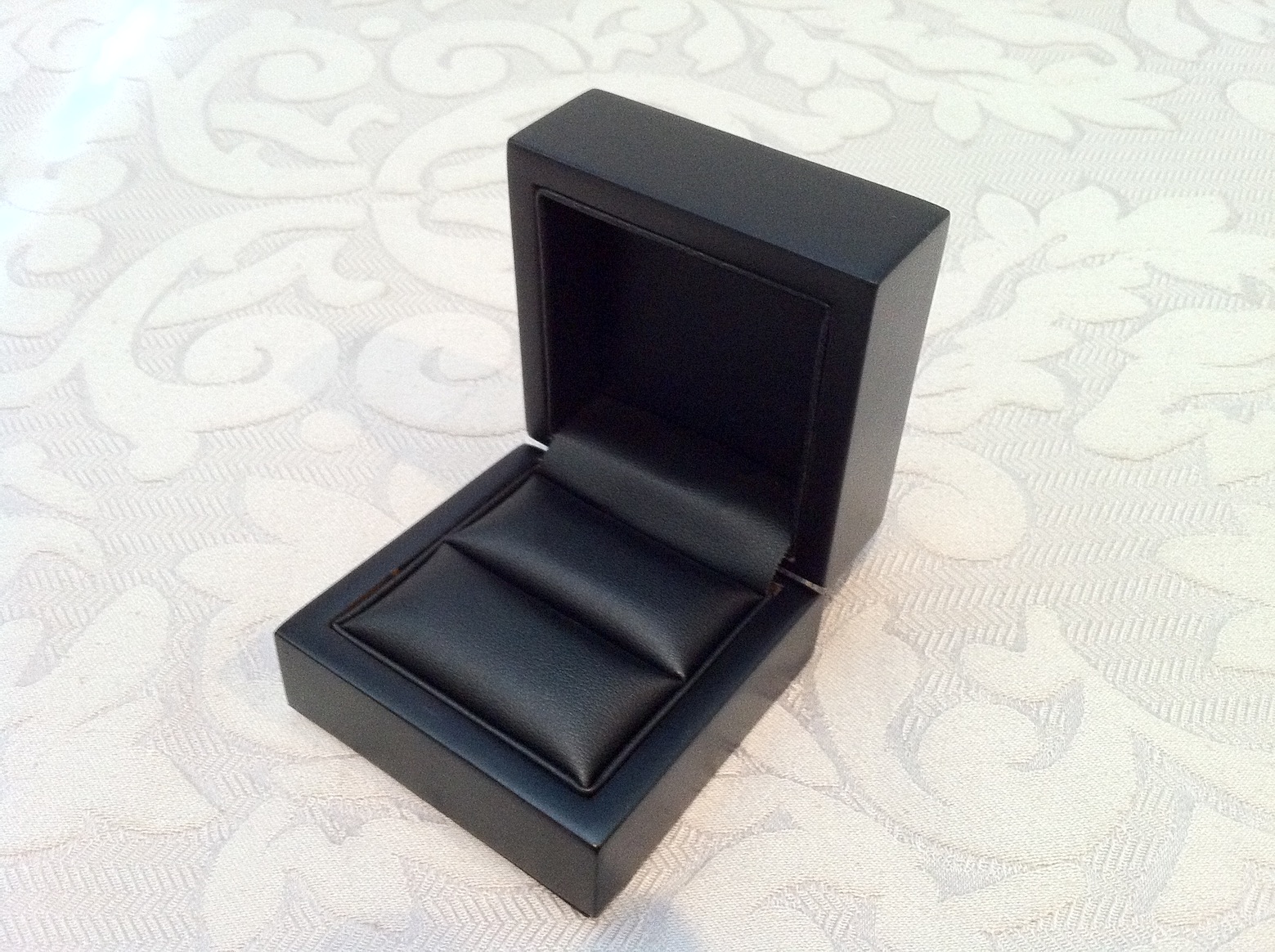 Black in Black Elegance Slot Ring Box