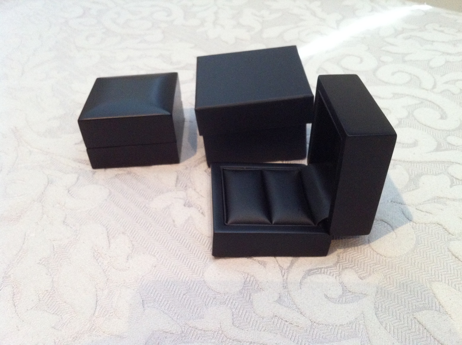 Matte Black, Black Leather Feel Interior, Ring Box