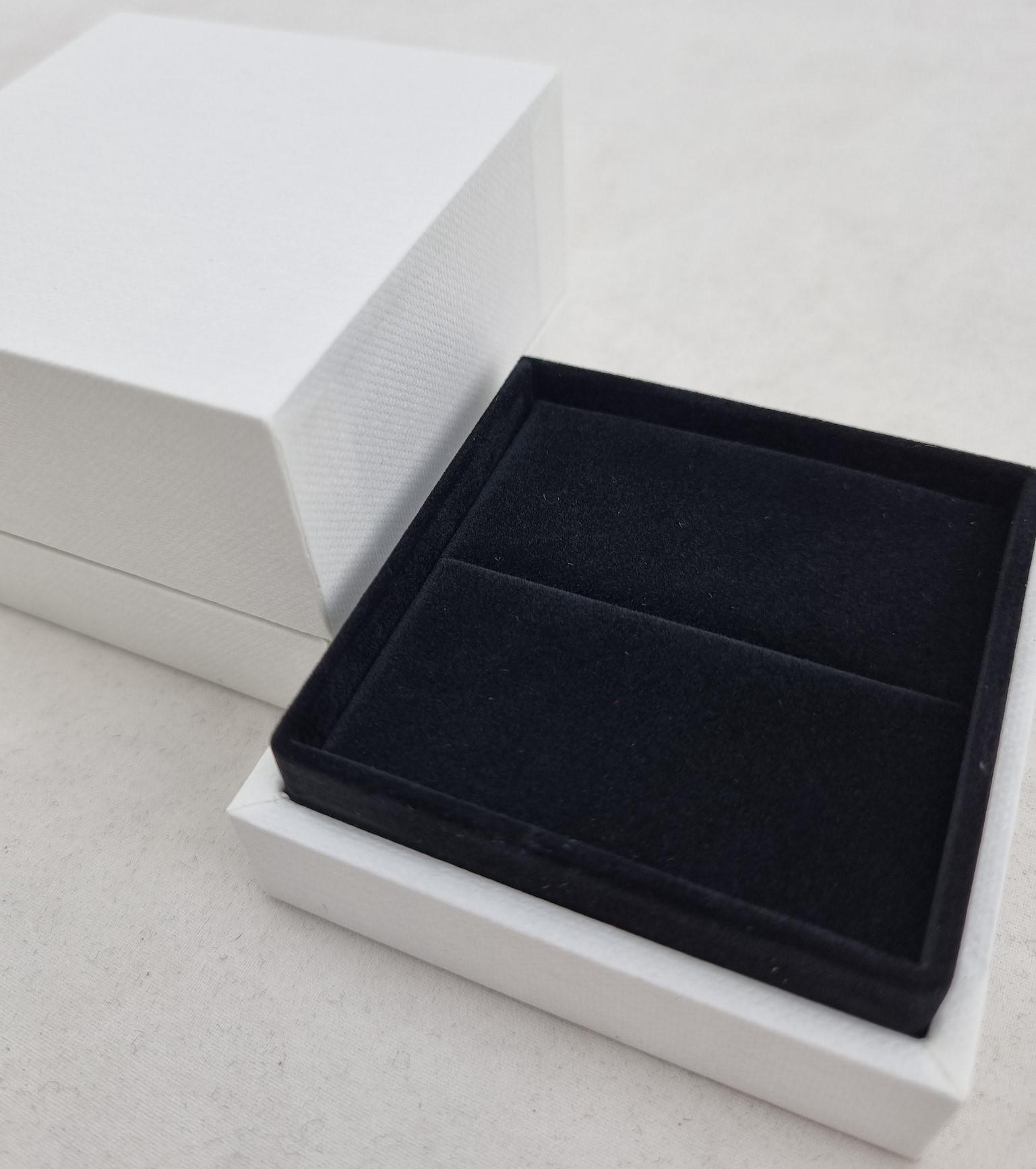 White/Black Envy Ring Box