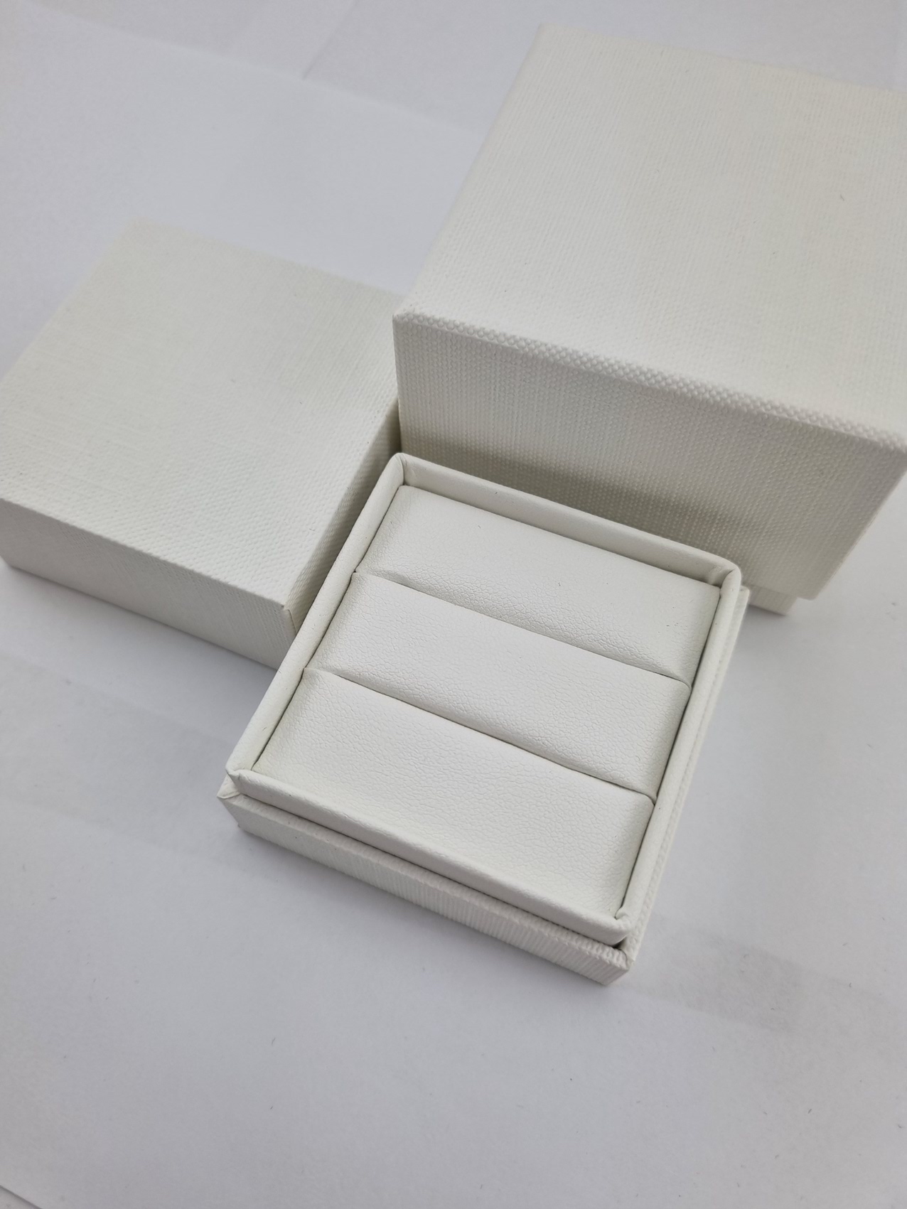 White double ring box with packer